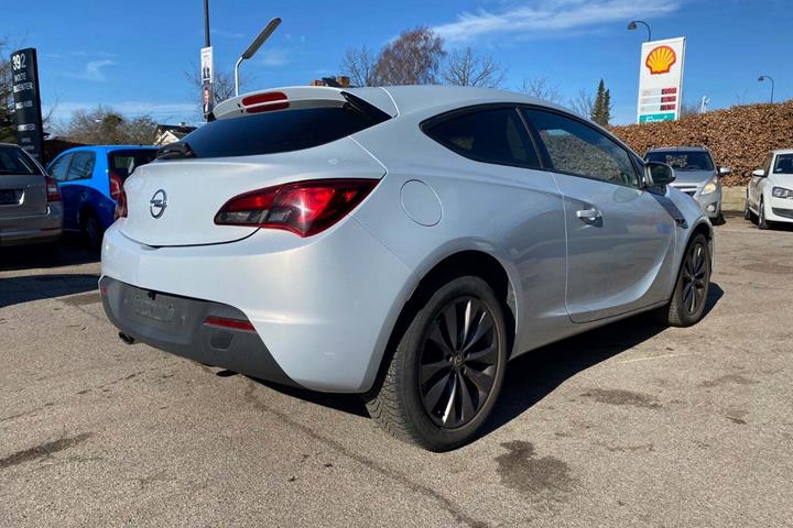 Blå Opel Astra fra 2012
