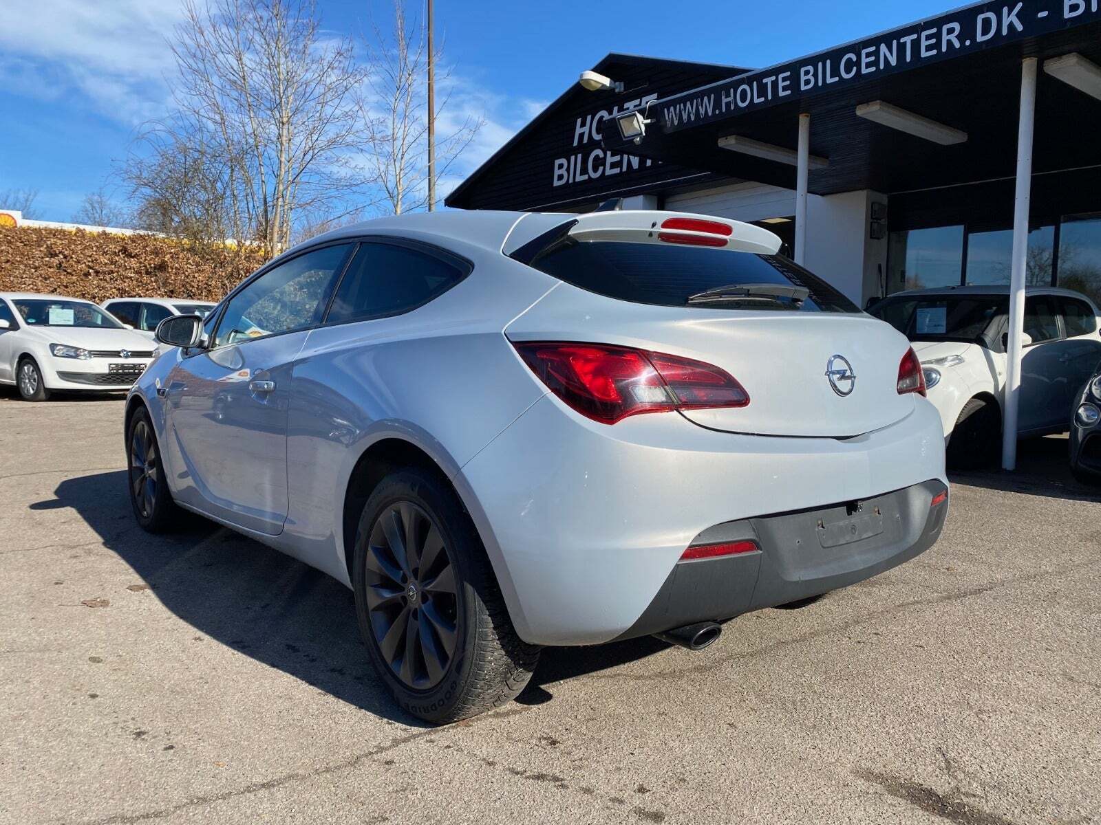 Blå Opel Astra fra 2012