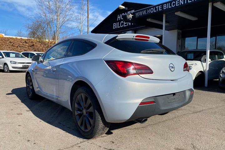 Blå Opel Astra fra 2012