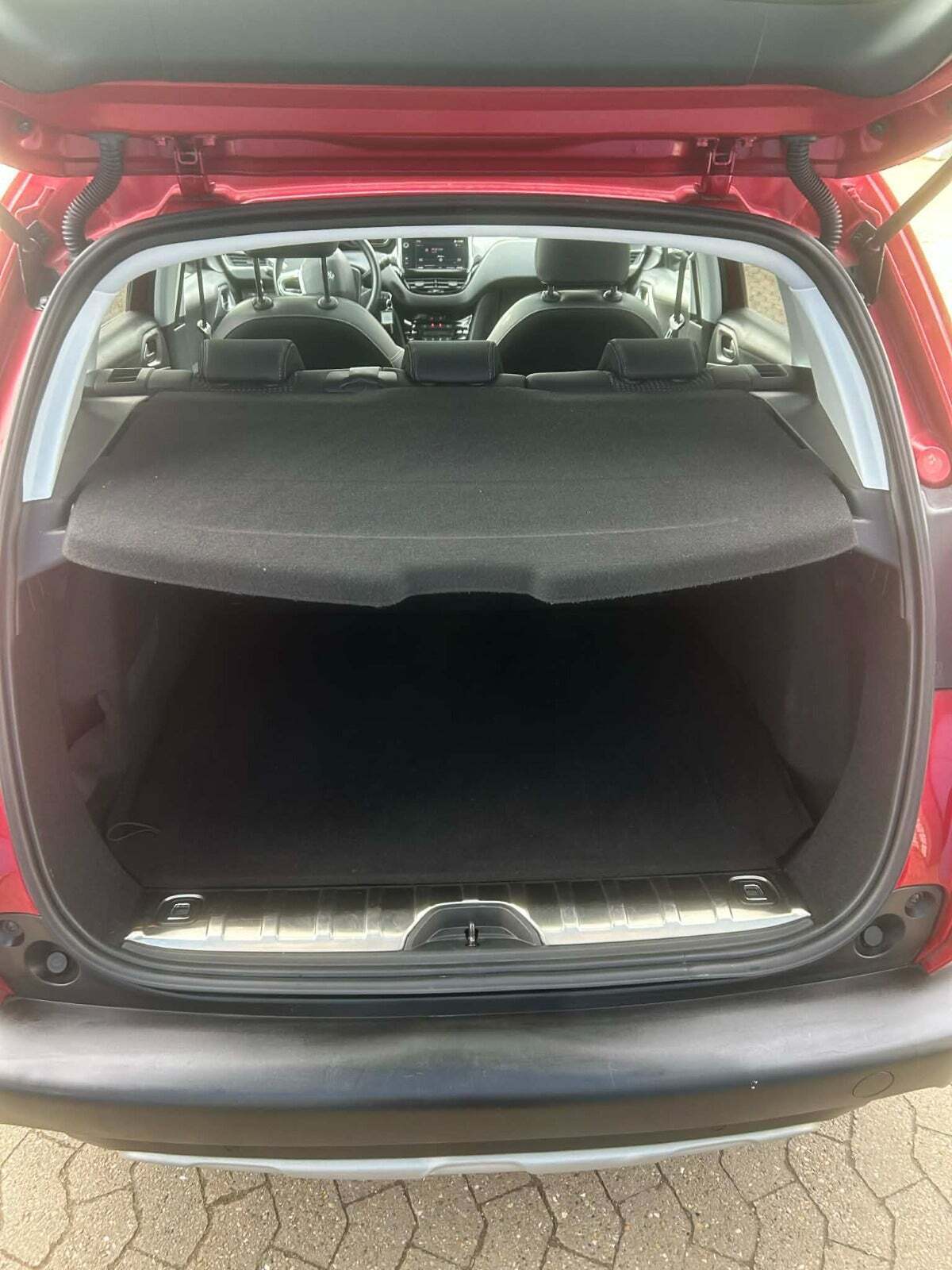 Rød Peugeot 2008 fra 2018