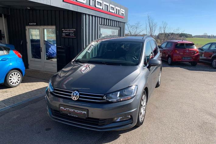 Grå VW Touran fra 2017 set udefra