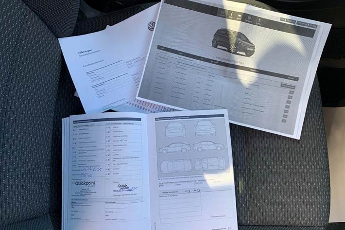 Grå VW Touran fra 2017