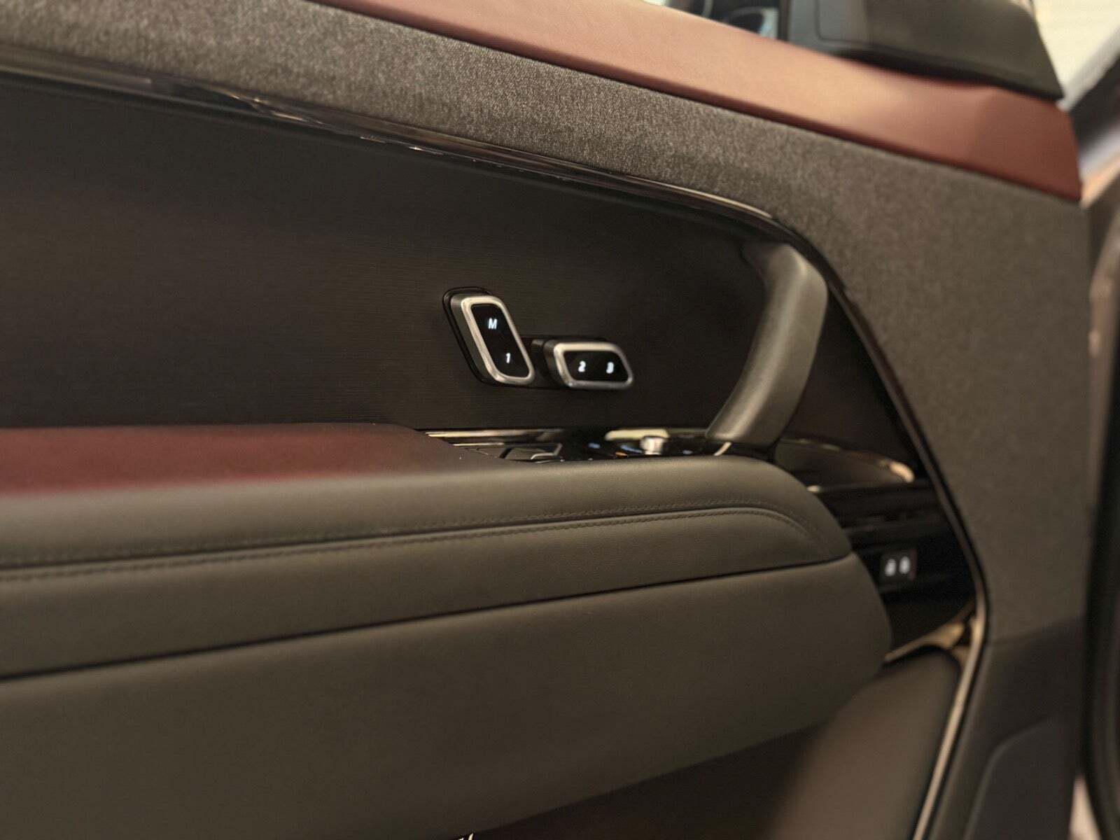 Grå Land Rover Range Rover sport fra 2023