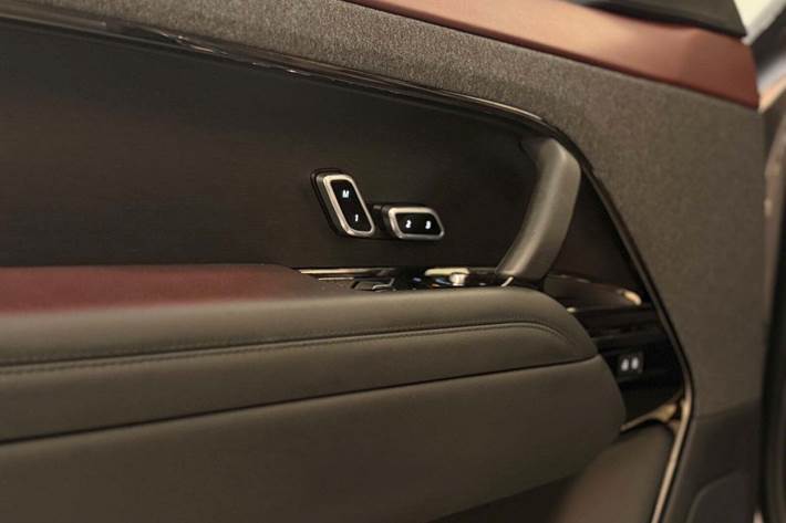 Grå Land Rover Range Rover sport fra 2023