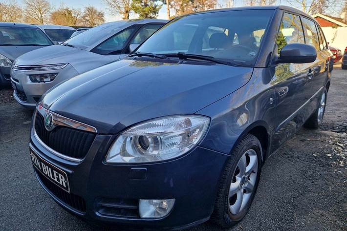 Grå Skoda Fabia fra 2008
