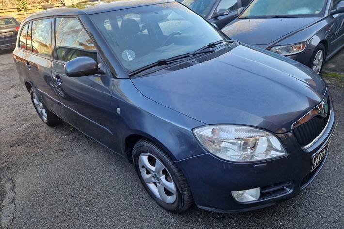 Grå Skoda Fabia fra 2008