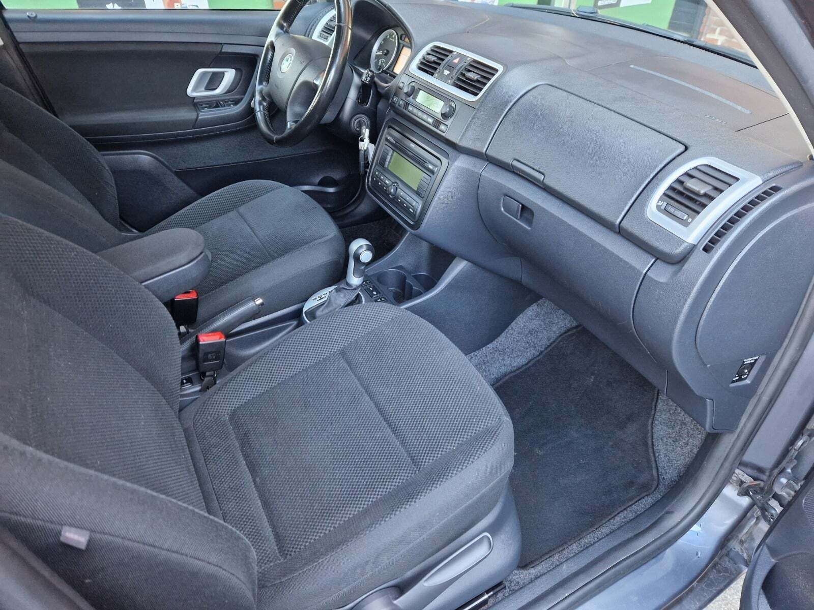 Grå Skoda Fabia fra 2008