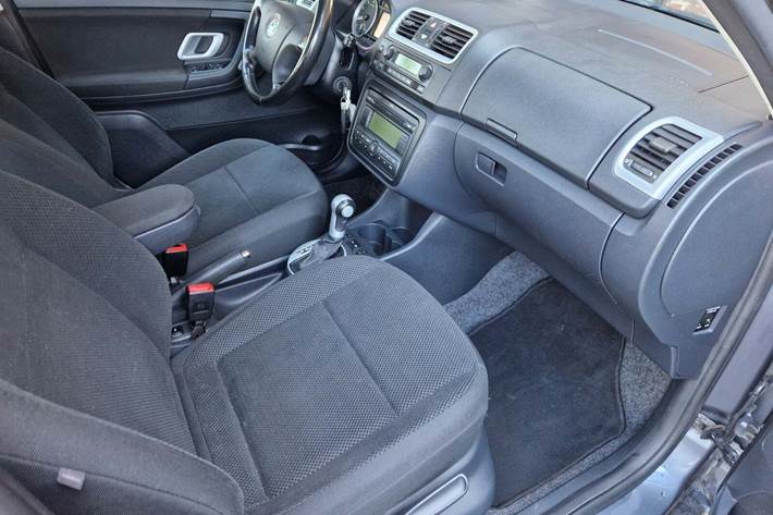 Grå Skoda Fabia fra 2008