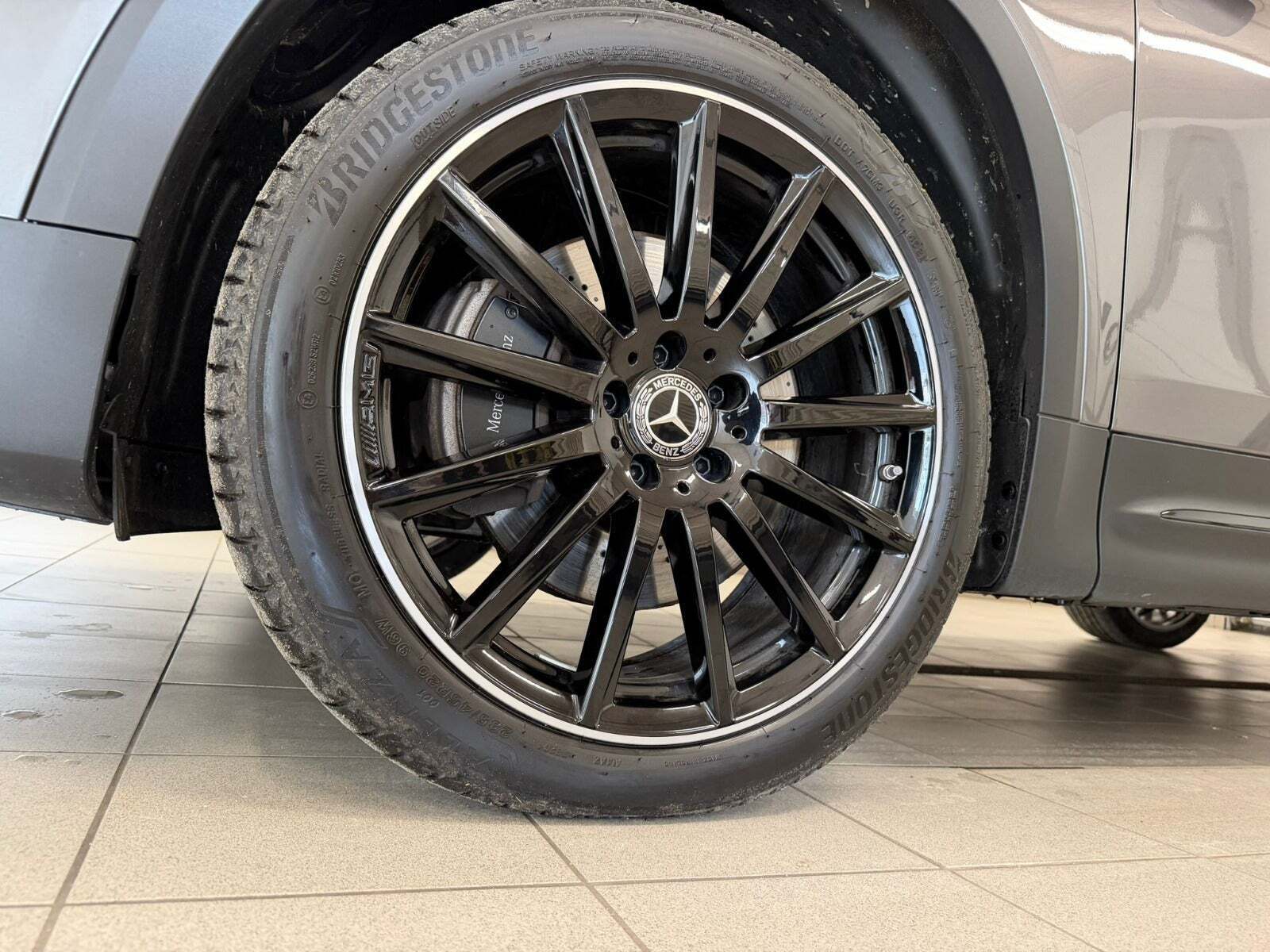 Grå Mercedes GLB220 d fra 2022