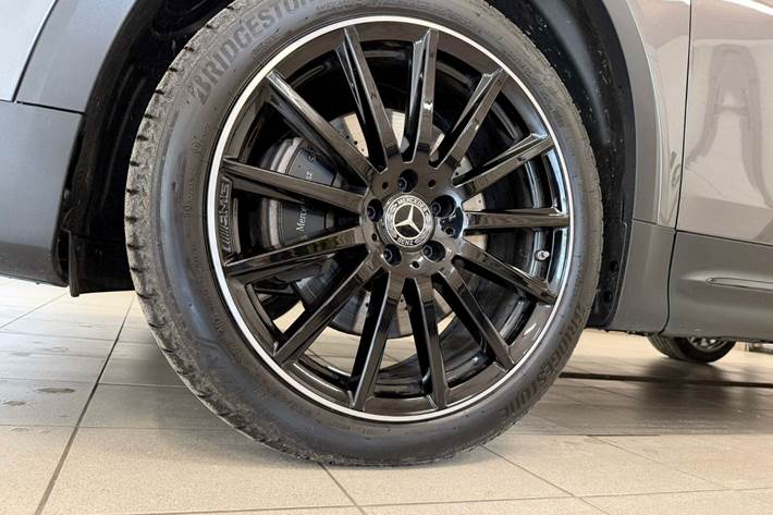 Grå Mercedes GLB220 d fra 2022