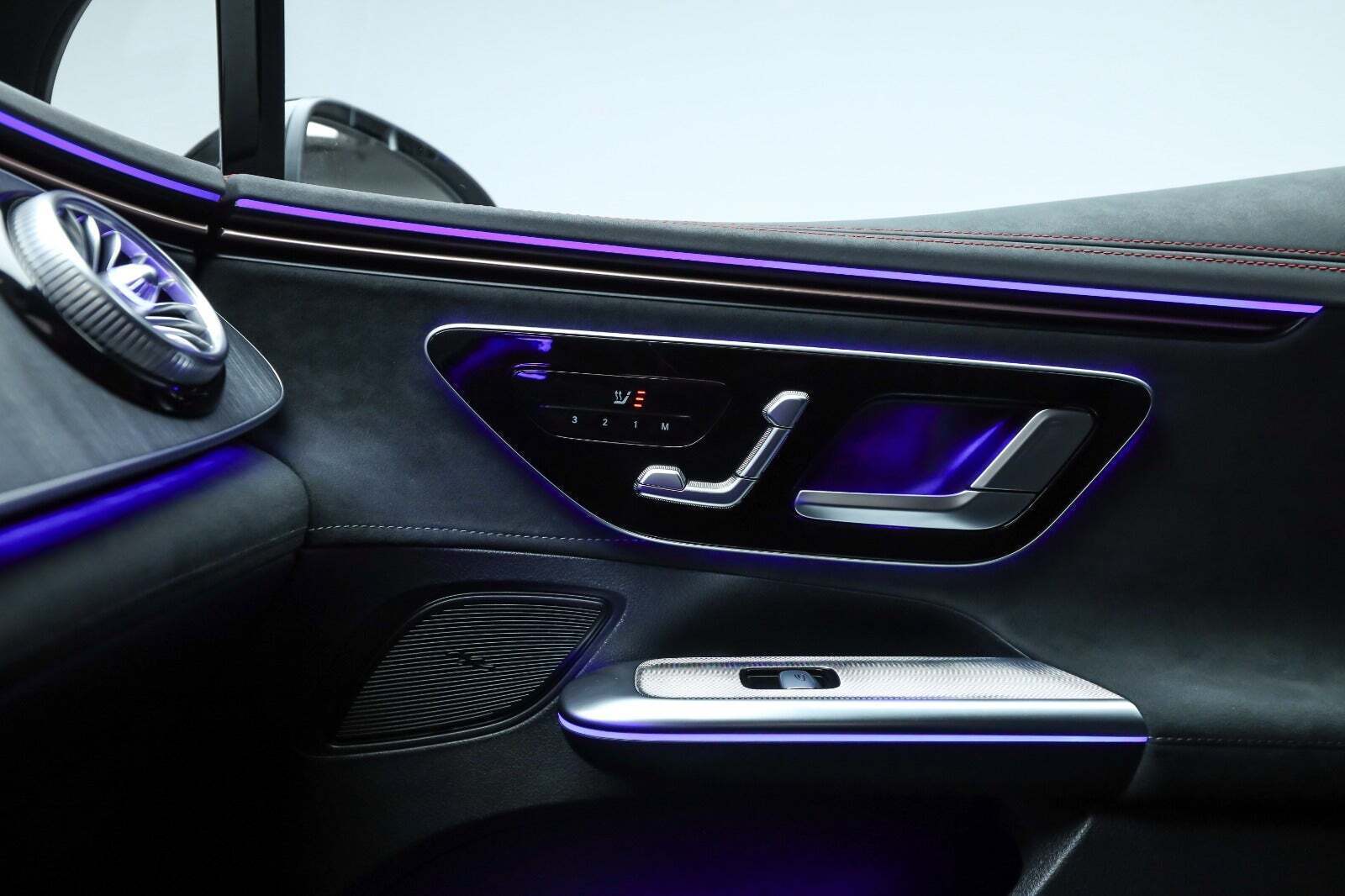 Sort Mercedes EQE350 fra 2024