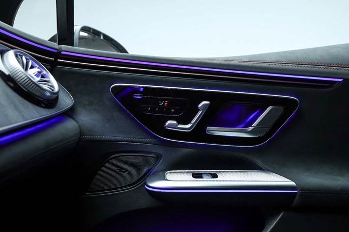 Sort Mercedes EQE350 fra 2024