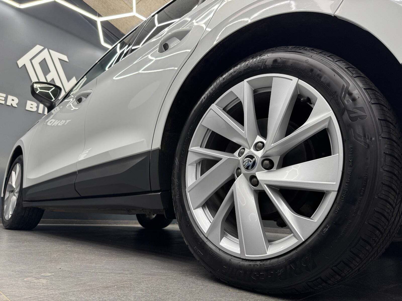 Hvid Skoda Enyaq fra 2022