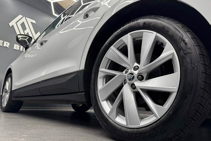 Hvid Skoda Enyaq fra 2022