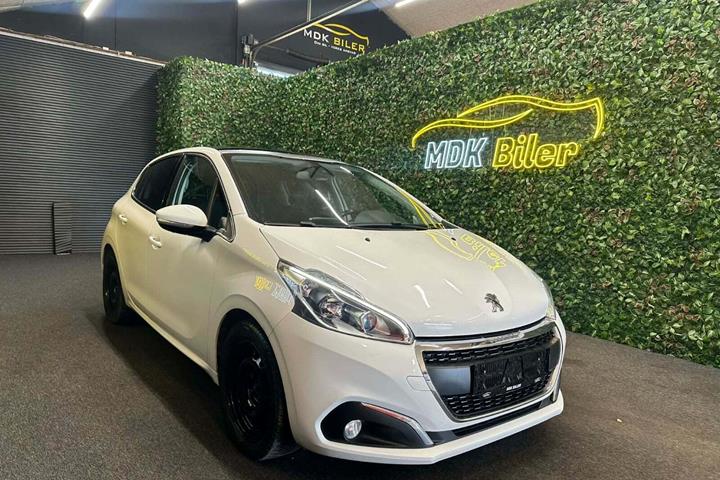 Hvid Peugeot 208 fra 2019 set udefra