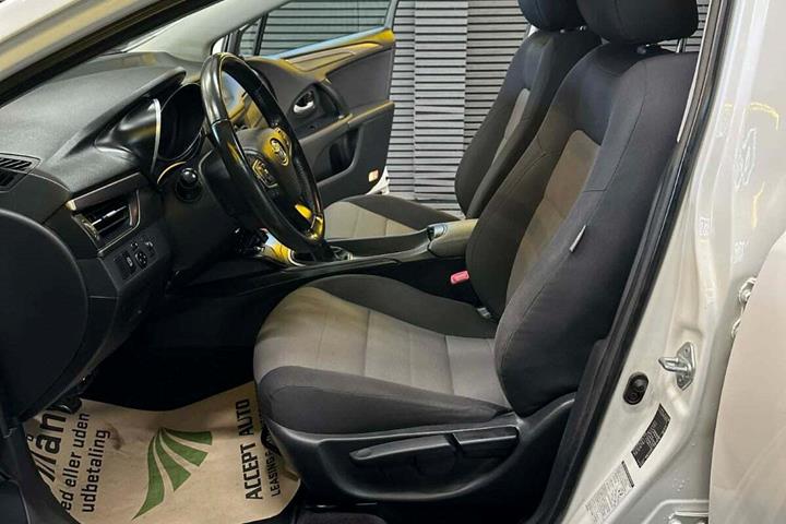 undefined Toyota Avensis fra 2015 set indefra