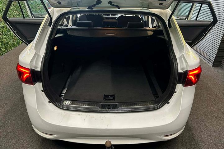 undefined Toyota Avensis fra 2015