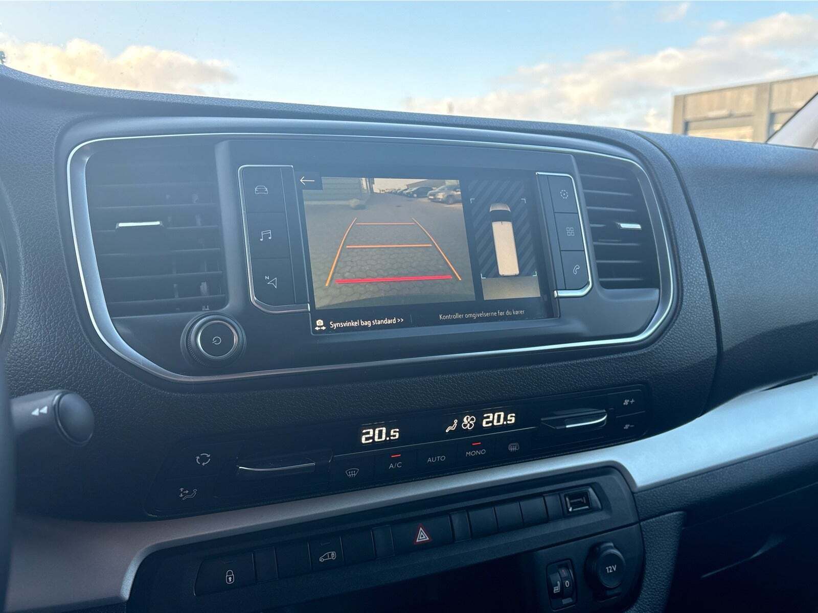 Hvid Opel Vivaro fra 2023