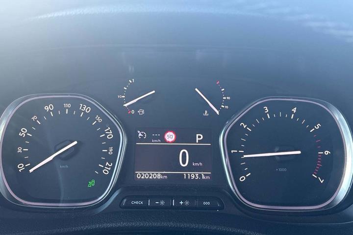 Hvid Opel Vivaro fra 2023
