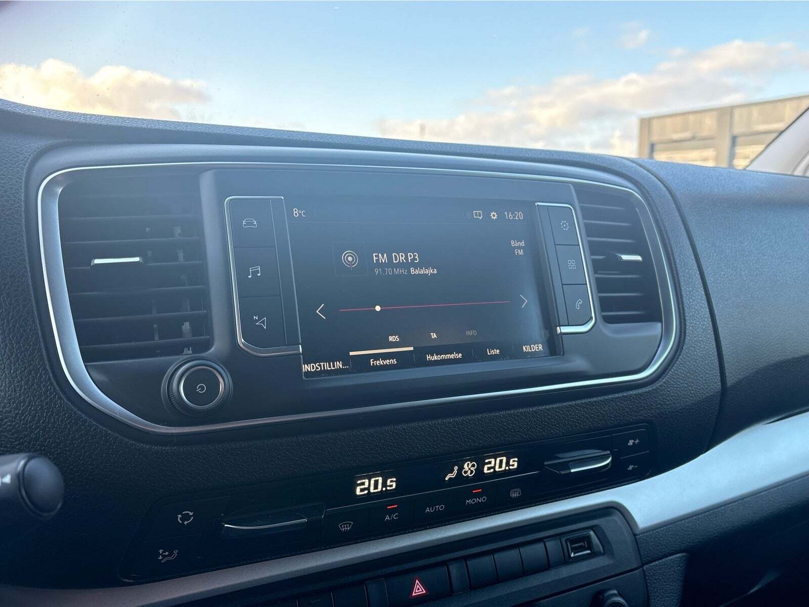 Hvid Opel Vivaro fra 2023