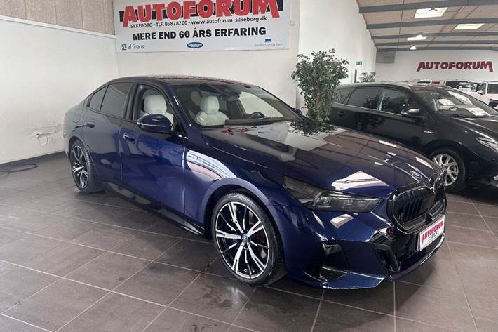 Blå BMW i5 fra 2024