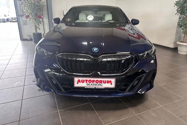 Blå BMW i5 fra 2024