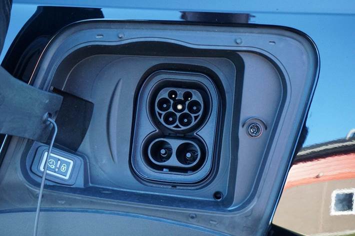 Sort Opel Mokka-e fra 2023