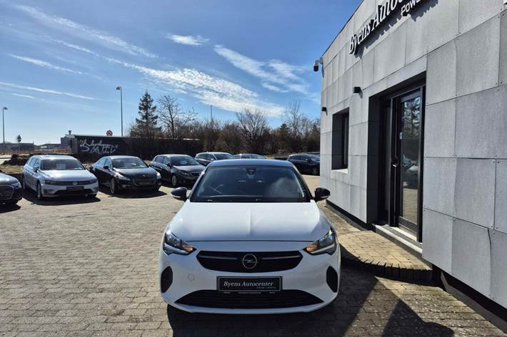 Hvid Opel Corsa fra 2021