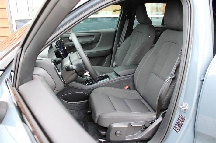 Grå Volvo XC40 fra 2023