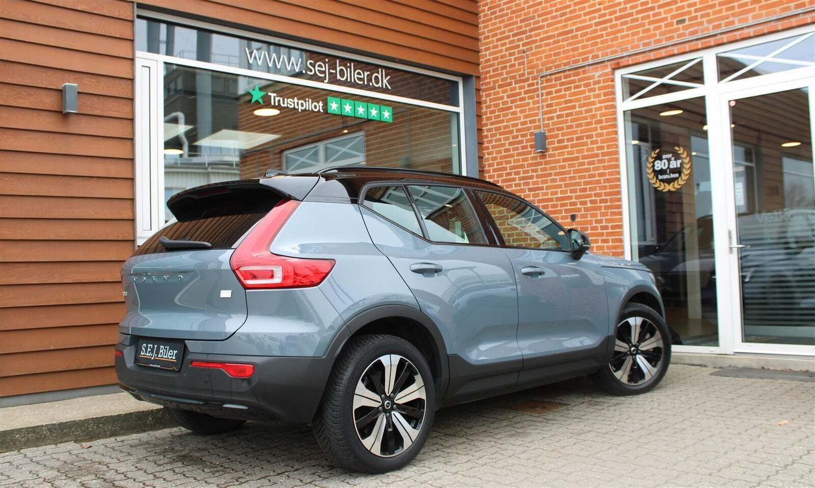 Grå Volvo XC40 fra 2023