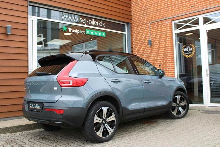 Grå Volvo XC40 fra 2023