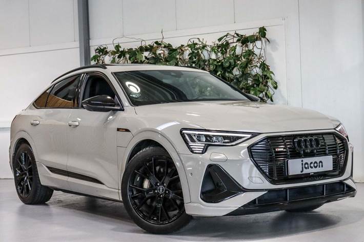 Beige Audi e-tron fra 2021