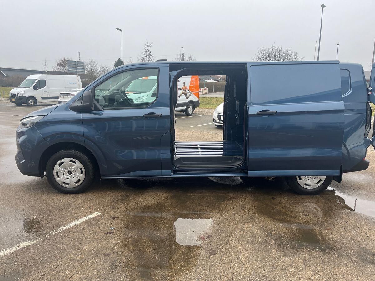 Blå Ford Transit Custom 300 L2 fra 2025