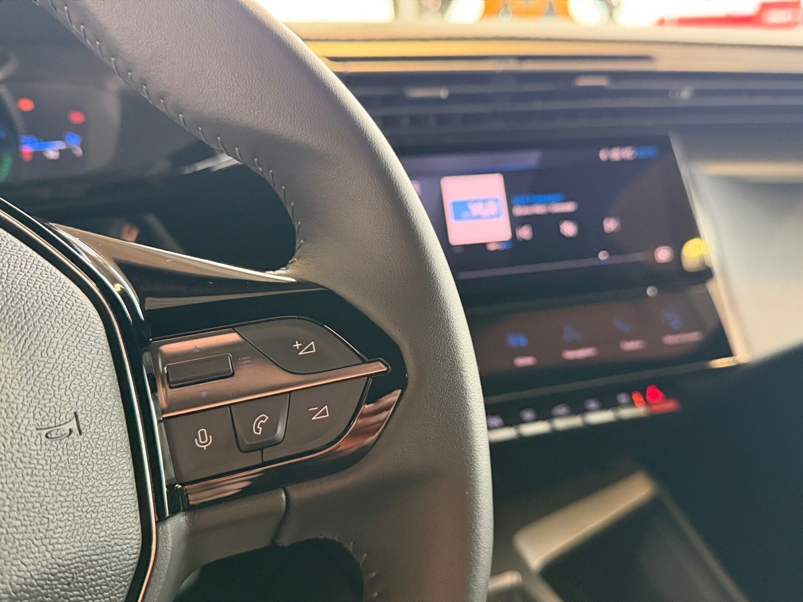 Hvid Peugeot E-308 fra 2024