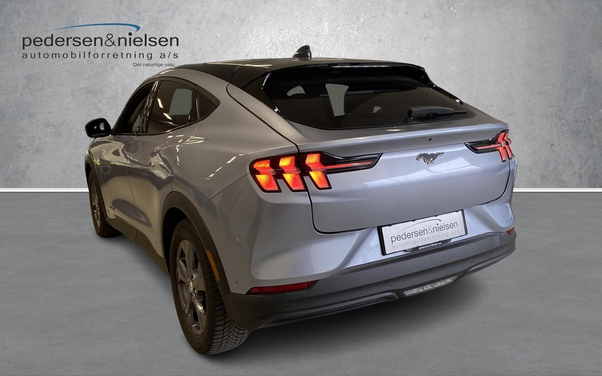 Sølv Ford Mustang Mach-E fra 2022