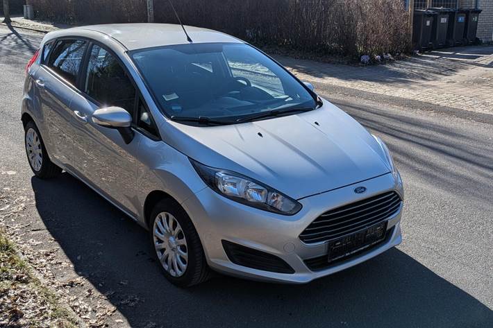 Grå Ford Fiesta fra 2014