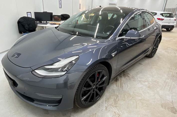 Grå Tesla Model 3 fra 2020