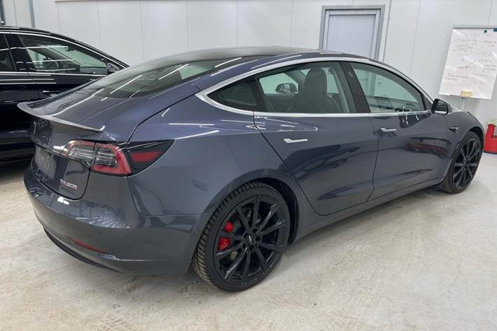 Grå Tesla Model 3 fra 2020