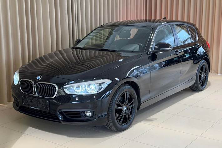 Sort BMW 118d fra 2017 set udefra