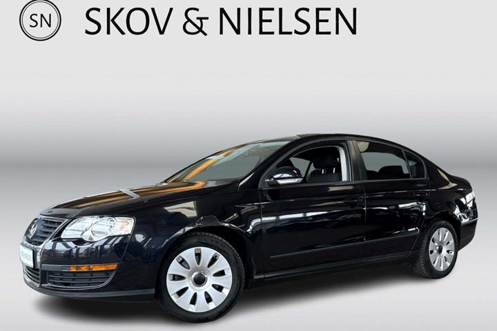 Sort VW Passat fra 2006 set udefra