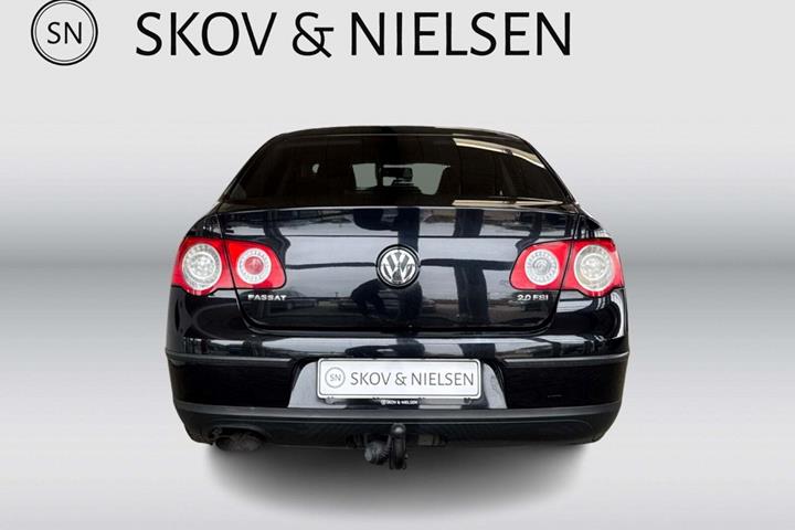 Sort VW Passat fra 2006