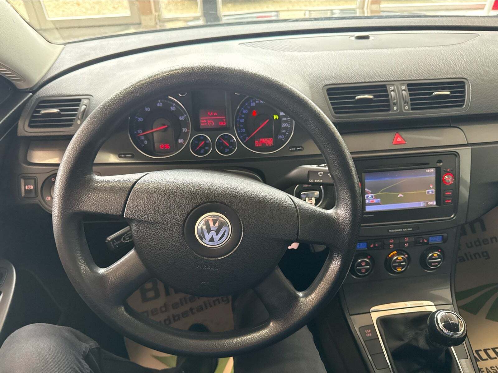 Sort VW Passat fra 2006