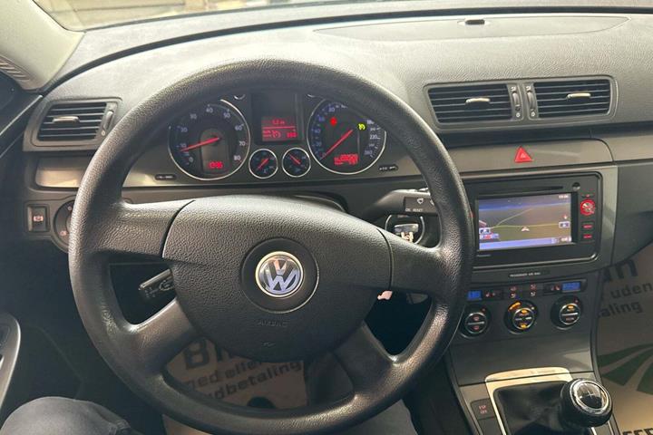 Sort VW Passat fra 2006