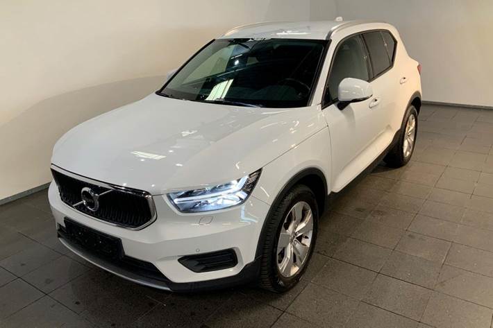 Hvid Volvo XC40 fra 2020 set udefra
