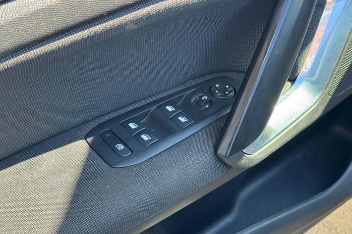 Grøn Peugeot 308 fra 2020