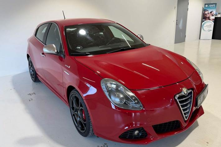 Rød Alfa Romeo Giulietta fra 2013