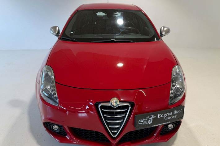 Rød Alfa Romeo Giulietta fra 2013