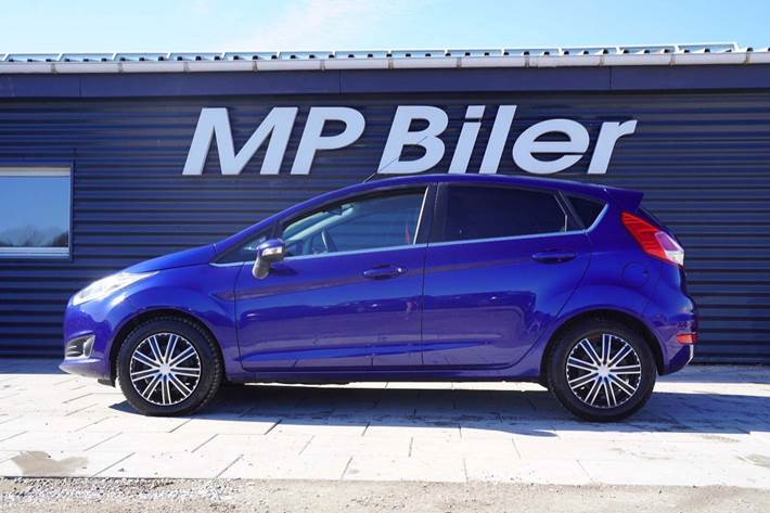 Blå Ford Fiesta fra 2014