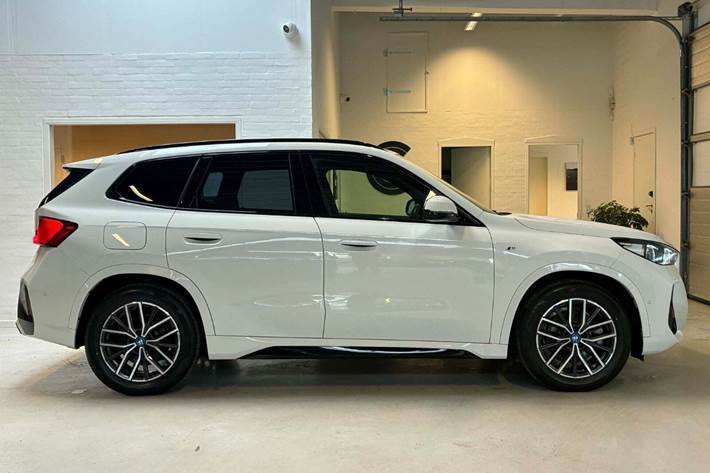 Hvid BMW iX1 fra 2023