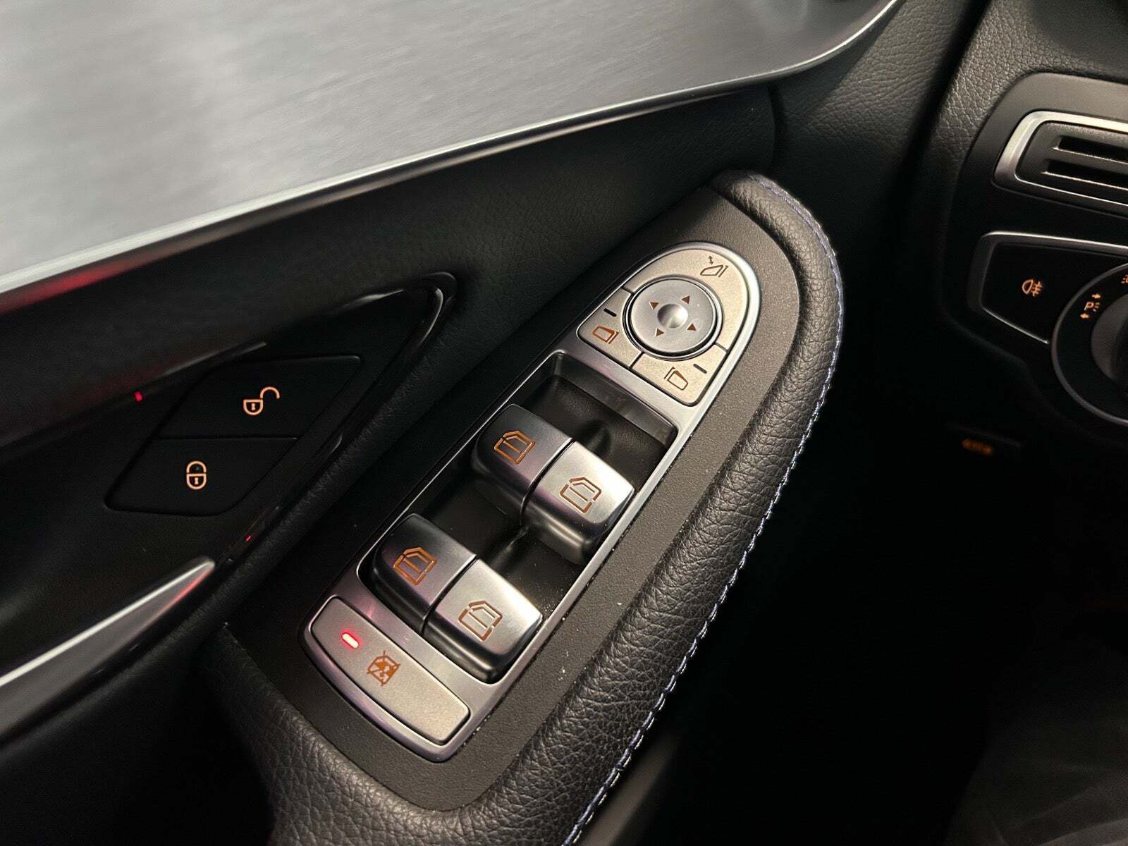 Blå Mercedes C200 fra 2020